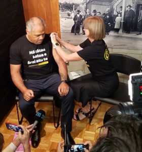 Associate Health Minister (Mâori health) Peeni Henare receives his first COVID-19 vaccination.