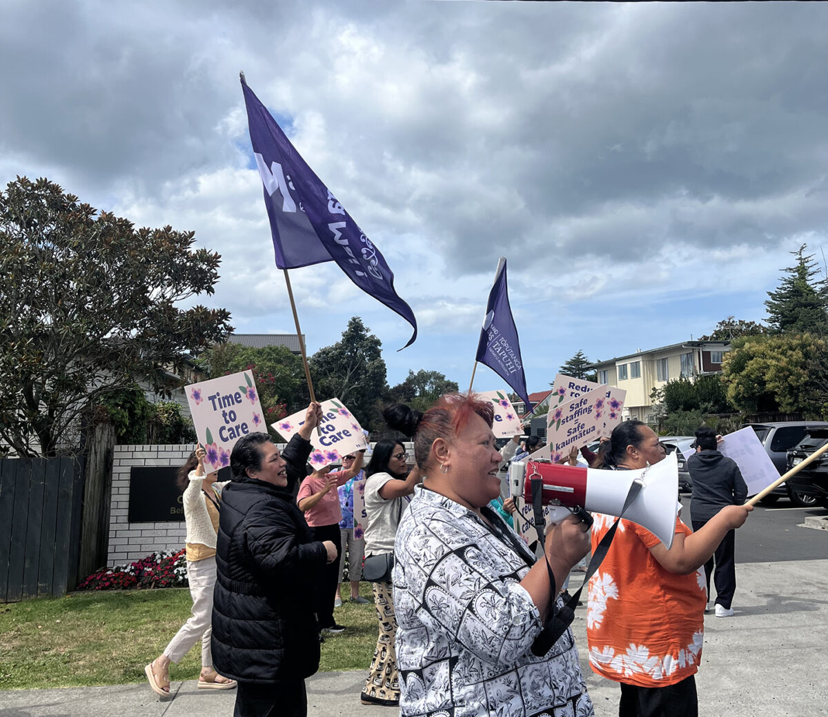 Impromptu picket at Auckland retirement home over proposed roster changes