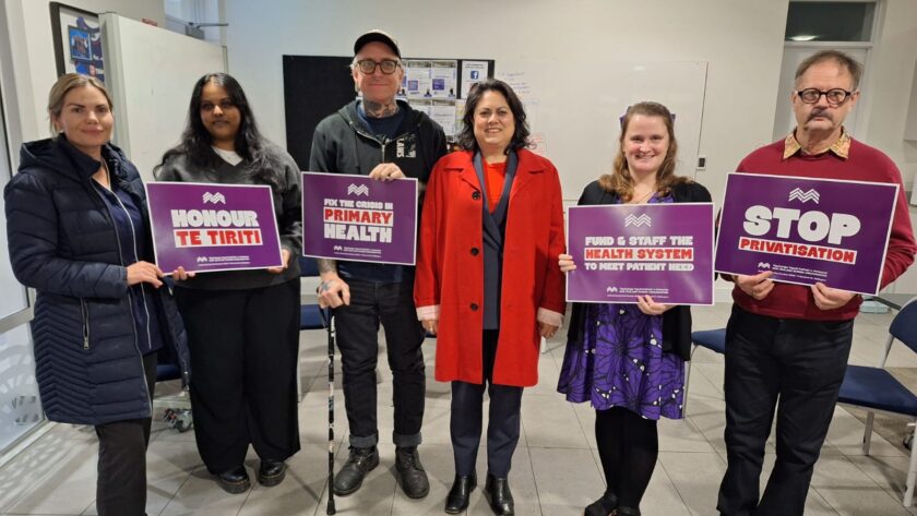 ‘Great crowd of Westies’ turn out to support Waitākere Hospital nurses Heart-warming public support for swamped Waitākere Hospital nurses and health workers.