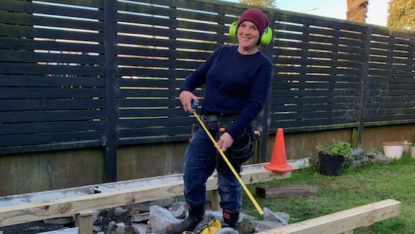 ‘I won’t give up’, says enrolled nurse graduate working on building site Enrolled nurse graduates are working as bartenders, baristas and builders in Taranaki because of a lack of nursing jobs -- and 'outdated attitudes' about what ENs can do.